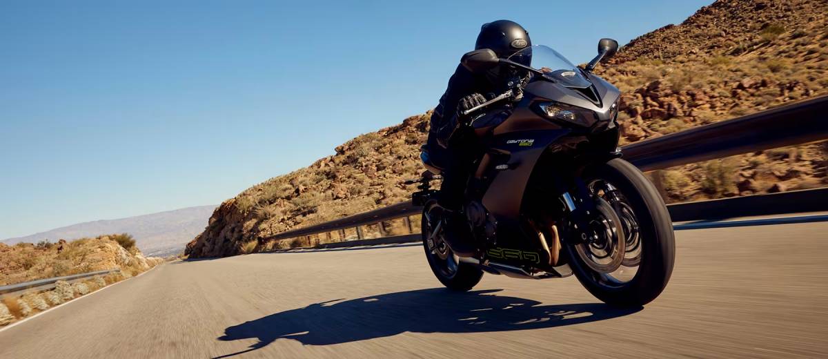 2025 Triumph Daytona 660: A Lightweight Sportbike with Big Bike Power